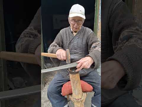 Видео: Як правильно  клепати косу- майстер  клас від дідуся  Хланя.