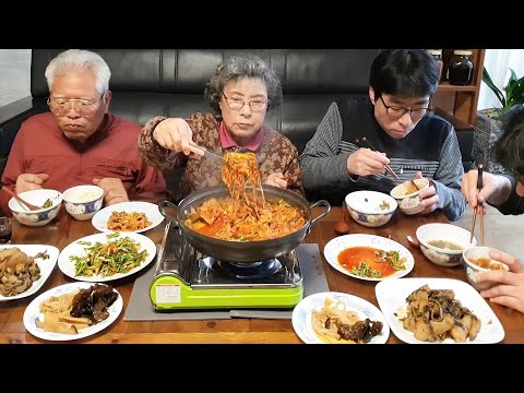 Видео: Пряное шоу поедания ростков фасоли! (рецепт)