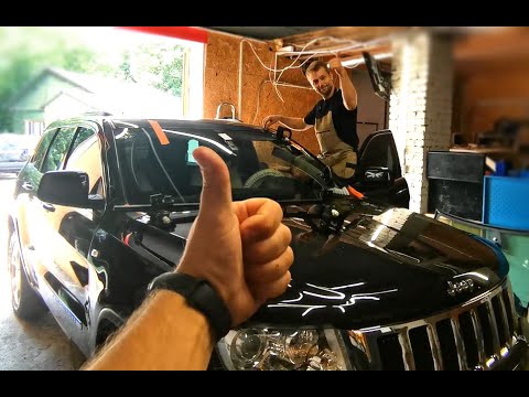 Видео: Замена лобового стекла одним мастером с сохранением молдинга.