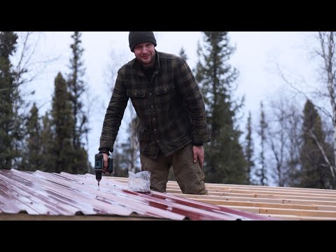 Видео: Завершаем ремонт крыши старого амбара | Подготовка к вьючным лошадям в отдалённой Аляске