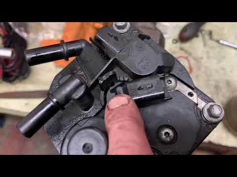 Видео: Замена и прокачка топливного фильтра 1.6 HDI (Ford, Peugeot, Volvo и т. д.)