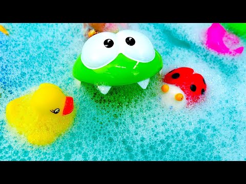 Видео: Весёлые игры для детей – Ам Ням в бассейне с пеной! – Детское видео с игрушками для ванной