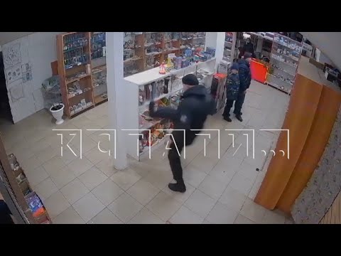 Видео: Покупатели, которым продавец не захотела показать товар, устроили погром в магазине