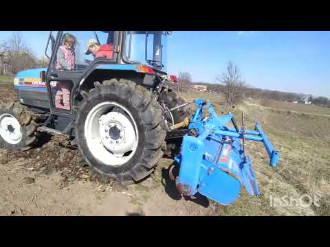 Видео: фрезеруєм город з гноєм, підготовка площі для малини. Комфортна робота на японцю трактор ісекі 48.