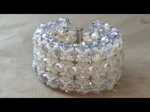 Видео: МК. Браслет, шикарный новогодний из бисера и бусин, плетётся очень легко