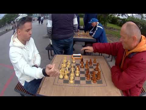 Видео: Партии с детской футбольной командой из Омска прохожими и девушкой которая двигает фигуры24.06.2025г