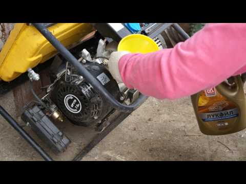 Видео: Меняем масло в бензогенераторе \ Change the oil in the gasoline generator