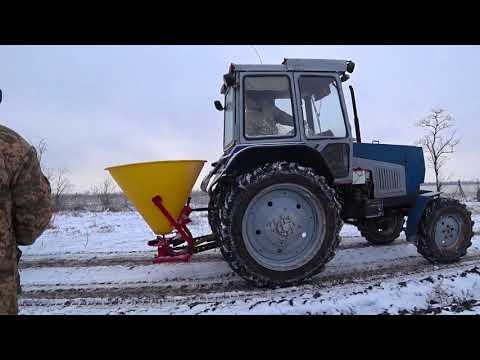 Видео: Внесение аммиачной селитры по мерзло-талому. ЮМЗ-8280, РУМ 500л.