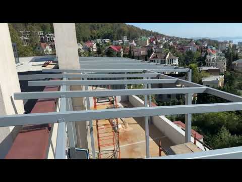 Видео: Навес из балок на высоте 10 этажей в Сочи