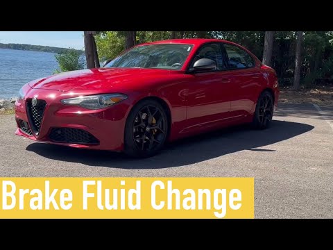 Видео: Замена тормозной жидкости Alfa Romeo Giulia