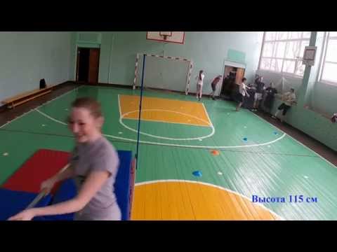 Видео: Прыжок в высоту способом "Перешагивание" (10 "А" класс).