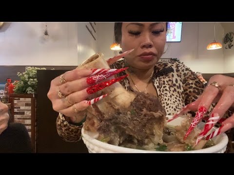 Видео: Едим Фо н Бун Бо Хюэ с семьей