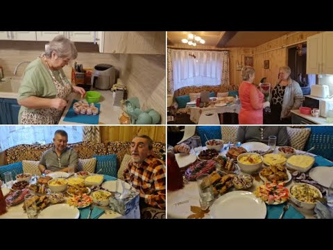 Видео: ГРИБЫ В БЕКОНЕ. ПРИЕХАЛИ РЕБЯТА, ПРАЗДНУЕМ СРАЗУ ТРИ ПРАЗДНИКА.