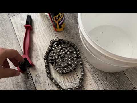 Видео: Чистка и смазка цепи от питбайка, мотоцикла, велосипеда