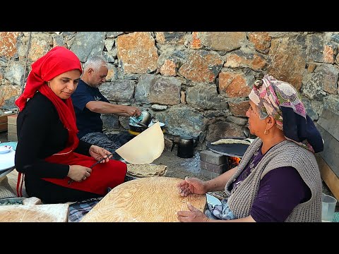 Видео: Мы печем традиционный турецкий хлеб юфка на зимние месяцы | Турецкий деревенский завтрак