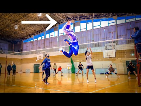 Видео: (Игра в волейбол) Он чудовищный вертикальный прыгун