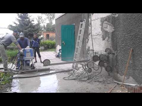 Видео: Канатная резка бетона для устройства проёма