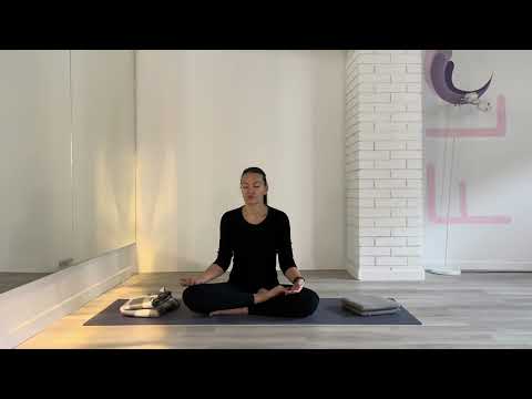 Видео: Короткая медитация. Йога для начинающих 