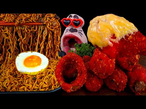 Видео: домашняя курица Cheetos, луковые кольца и лапша из черной фасоли ASMR (субтитры)