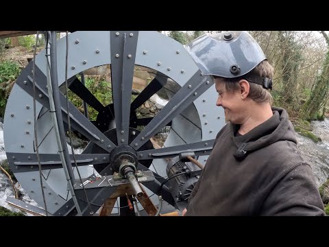 Видео: Мне пришлось перебирать водяное колесо, сломался приводной вал!