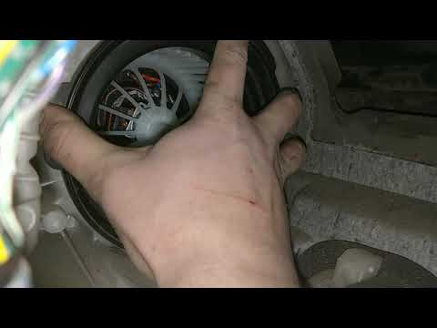 Видео: Замена вентилятора печки Mazda 3 bk, 1,6, 2008г.в.