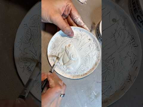 Видео: Лесная жаба-лягушка из глины.  Air dry clay. #лягушка #грибочки #глина#лепка
