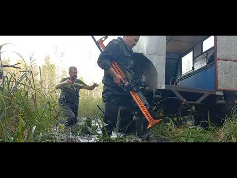 Видео: Часть 2. Вытаскиваем вездеход из болота. Оборвало полуось.