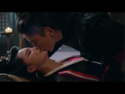 Видео: Волк поцеловал любимую женщину, а затем помог ей раздеться.