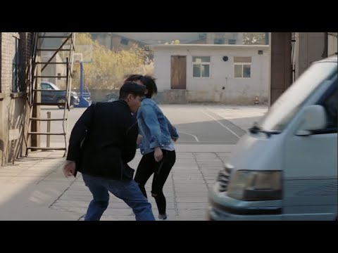 Видео: Главный герой стал мишенью злодеев. Защищая героиню, его сбивает машина, и он теряет сознание.