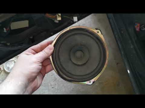 Видео: Мазда 2/Demio 2006 разборка обшивки двери и замена штатных динамиков