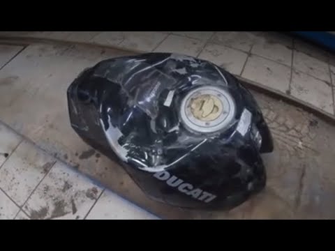 Видео: Как выпрямить бензобак мотоцикла.