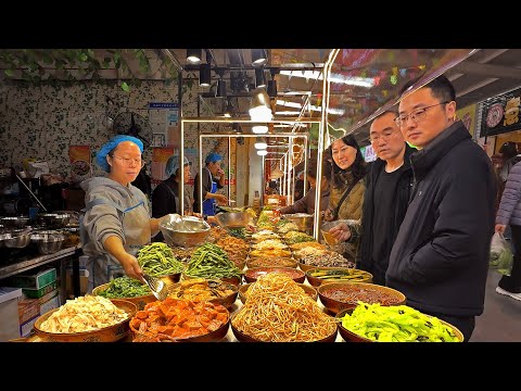 Видео: Крытый рынок Китая в Тайюане | Колбасы с начинкой, Хрустящая рыба и Местная еда