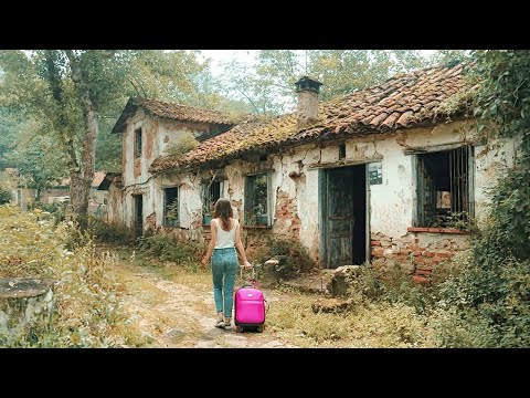 Видео: Брошенная родителями, эта девочка отремонтировала заброшенный дом и начала новую жизнь