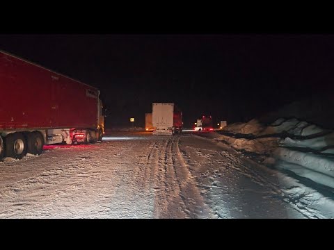 Видео: Перевал "ТИТ"-"Чульмакан" идёт снег, коллапс в Якутии. Не поднялся в подъем. Пытаемся ехать.
