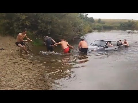 Видео: ЛЮДИ ТОПЯТ АВТОМОБИЛИ В РЕКЕ! Не преодолевшие брод, но некоторым повезло.