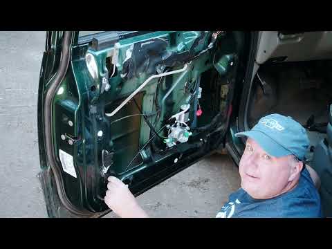 Видео: Как заменить стеклоподъемник на Dodge Caravan 1996-2000 годов