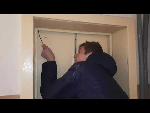 Видео: Попытка открыть шахту лифта палкой