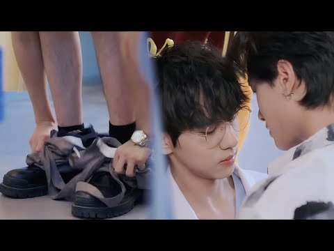 Видео: Наглый CEO гонится за красавцем, снимает штаны, парень загнан в угол🔥