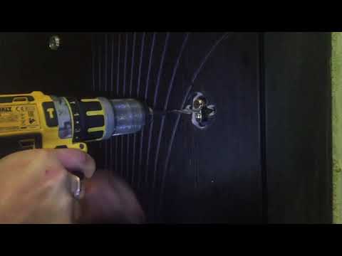 Видео: (1)Высверливание личинки замка.Москва и Подмосковье…+7 (916) 148-38-68