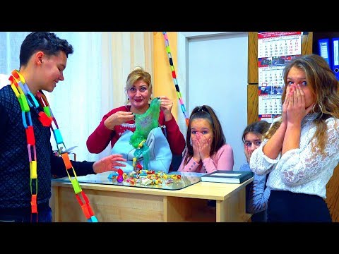 Видео: ВОНЮЧИЙ СЛАЙМ В СУМКЕ УЧИЛКИ!!!