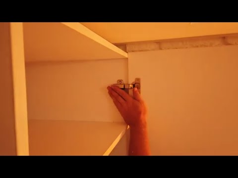 Видео: Как легко установить мебельные петли и повесить двери шкафа