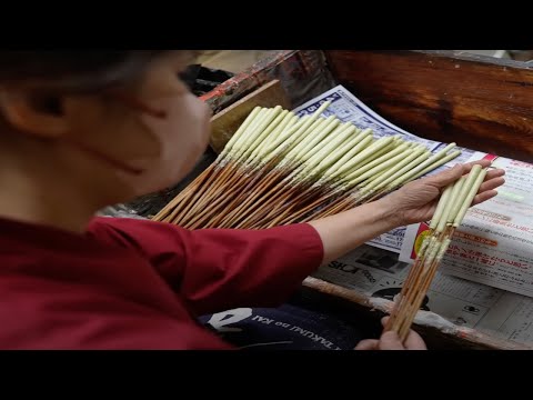 Видео: Процесс изготовления японских свечей. Японский мастер по изготовлению свечей с 300-летней традицией.