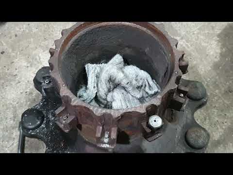 Видео: Ремонт ступицы DAF. Высверливание шпилек.