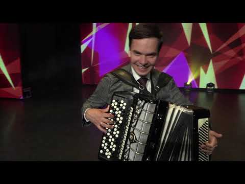 Видео: Динар Бадрутдинов - "Бер егет гармун сайлый".