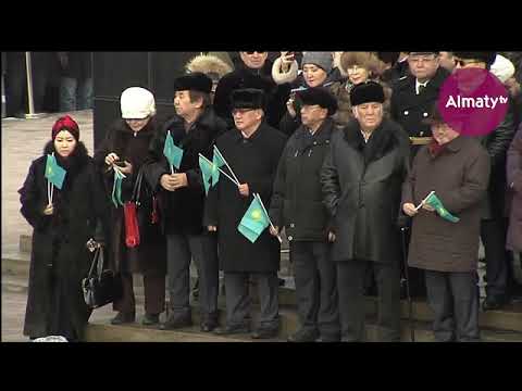 Видео: Алматыда «Тәуелсіздік» монументіне гүл шоқтарын қою рәсімі өтті