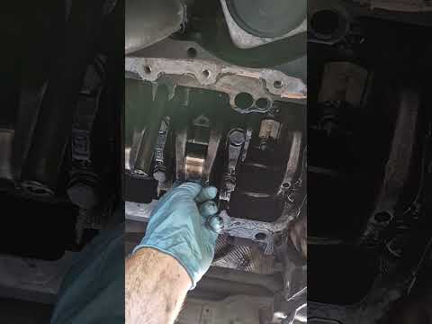 Видео: Audi A3 8P 1.9TDI BLS, big end bearing replacement, смяна на биелни лагери, обслужване на двигателя.