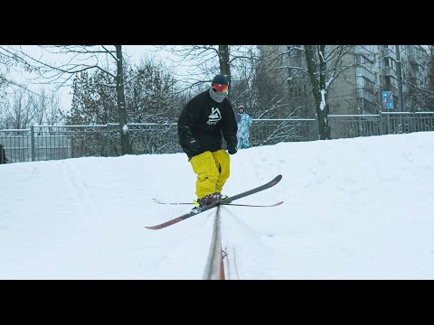 Видео: Как скользить на горных лыжах твинтип по периле новичку. Ski slide.