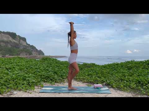 Видео: Йога для внутреннего баланса. Сурья и Чандра Бхедана Пранаяма.