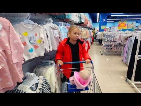 Видео: Алиса покупает одежду в магазине / Alice is shopping in the store