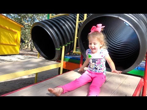 Видео: Настя на ферме кормит животных
